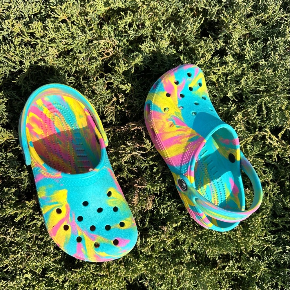 CROCS KIDS CLASSIC MARBLED TYE DYE CLOGS Size J2 Sandals - Picture 3 of 10